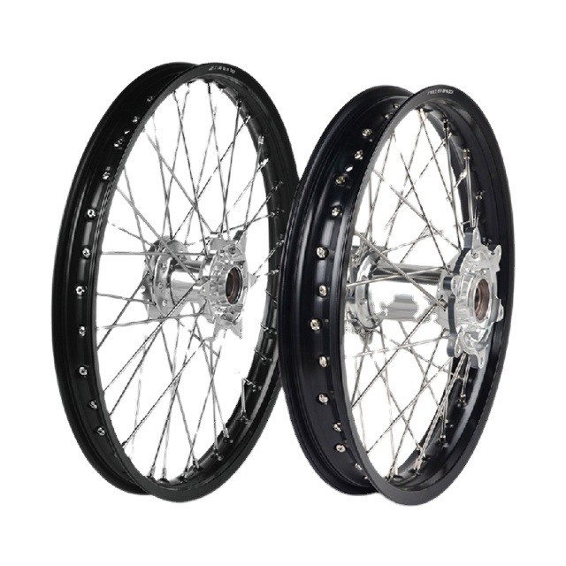 WM 2.15-18 の赤いハブとリムカラー 完全なオートバイのダートバイクホイール